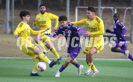 Fussball Bundesliga. Testspiel. SK Austria Klagenfurt gegen Lafnitz. Benn Bobzien (Austria Klagenfurt), Tim Meyer, Burak Alili (Lafnitz). Klagenfurt, am 31,1.2025.
Foto: Kuess
---
pressefotos, pressefotografie, kuess, qs, qspictures, sport, bild, bilder, bilddatenbank