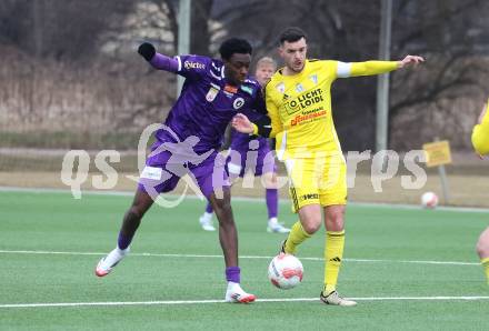 Fussball Bundesliga. Testspiel. SK Austria Klagenfurt gegen Lafnitz.  Dikeni Salifou (Austria Klagenfurt), Philipp Siegl (Lafnitz). Klagenfurt, am 31.1.2025.
Foto: Kuess
---
pressefotos, pressefotografie, kuess, qs, qspictures, sport, bild, bilder, bilddatenbank