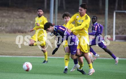 Fussball Bundesliga. Testspiel. SK Austria Klagenfurt gegen Lafnitz.  Ben Bobzien (Austria Klagenfurt), Tim Meyer, Burak Alili (Lafnitz). Klagenfurt, am 31,1.2025.
Foto: Kuess
---
pressefotos, pressefotografie, kuess, qs, qspictures, sport, bild, bilder, bilddatenbank