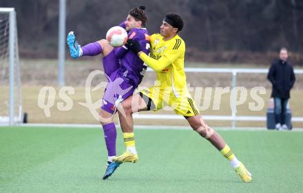 Fussball Bundesliga. Testspiel. SK Austria Klagenfurt gegen Lafnitz. Steven Juncaj (Austria Klagenfurt), Enzo Stone Gibson Mougnol (Lafnitz). Klagenfurt, am 31,1.2025.
Foto: Kuess
---
pressefotos, pressefotografie, kuess, qs, qspictures, sport, bild, bilder, bilddatenbank