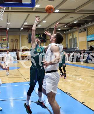 Basketball 2. Liga 2024/2025. Grunddurchgang 17. Runde.  KOS Celovec gegen Dornbirn Lions.   Niklas Michel (KOS Celovec), Pauls Miglinieks   (Dornbirn Lions). Klagenfurt, am 1.2.2025.
Foto: Kuess


---
pressefotos, pressefotografie, kuess, qs, qspictures, sport, bild, bilder, bilddatenbank