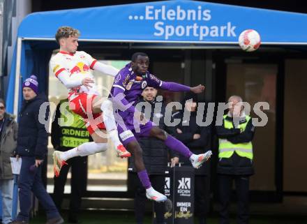 Fussball Bundesliga. SK Austria Klagenfurt gegen Red Bull Salzburg. Solomon Bonnah( Austria Klagenfurt), Bobby-Lamont Clark (Salzburg). Klagenfurt, am 9.2.2025.
Foto: Kuess
www.qspictures.net
---
pressefotos, pressefotografie, kuess, qs, qspictures, sport, bild, bilder, bilddatenbank