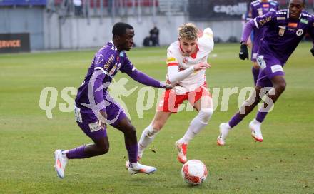 Fussball Bundesliga. SK Austria Klagenfurt gegen Red Bull Salzburg. Solomon Bonnah ( Austria Klagenfurt), Bobby-Lamont Clark (Salzburg). Klagenfurt, am 9.2.2025.
Foto: Kuess
www.qspictures.net
---
pressefotos, pressefotografie, kuess, qs, qspictures, sport, bild, bilder, bilddatenbank