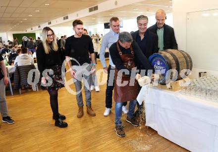 Fussball Bundesliga. SK Austria Klagenfurt gegen Red Bull Salzburg. Robert Micheu (Praesident SK Austria Klagenfurt). Hinter Bier. Bieranstich.. Klagenfurt, am 9.2.2025.
Foto: Kuess
www.qspictures.net
---
pressefotos, pressefotografie, kuess, qs, qspictures, sport, bild, bilder, bilddatenbank