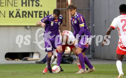 Fussball Bundesliga. SK Austria Klagenfurt gegen Red Bull Salzburg. Kosmas Gkezos, Thorsten Mahrer ( Austria Klagenfurt), Karim Onisiwo (Salzburg). Klagenfurt, am 9.2.2025.
Foto: Kuess
www.qspictures.net
---
pressefotos, pressefotografie, kuess, qs, qspictures, sport, bild, bilder, bilddatenbank