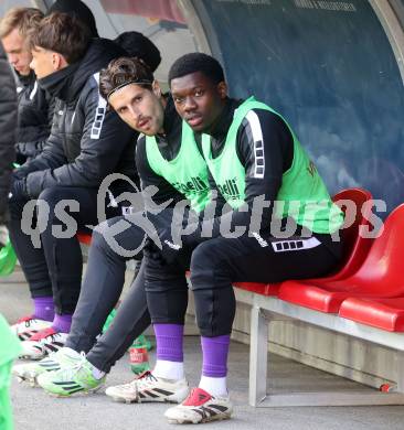 Fussball Bundesliga. SK Austria Klagenfurt gegen Red Bull Salzburg. Denzel Owusu, Steven Juncaj  (Austria Klagenfurt). . Klagenfurt, am 9.2.2025.
Foto: Kuess
www.qspictures.net
---
pressefotos, pressefotografie, kuess, qs, qspictures, sport, bild, bilder, bilddatenbank