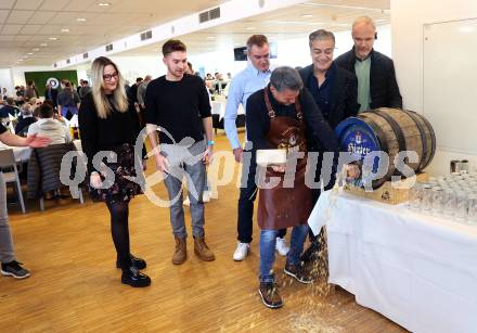 Fussball Bundesliga. SK Austria Klagenfurt gegen Red Bull Salzburg. Robert Micheu (Praesident SK Austria Klagenfurt). Hinter Bier. Bieranstich.. Klagenfurt, am 9.2.2025.
Foto: Kuess
www.qspictures.net
---
pressefotos, pressefotografie, kuess, qs, qspictures, sport, bild, bilder, bilddatenbank