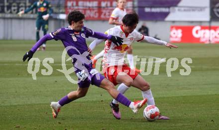 Fussball Bundesliga. SK Austria Klagenfurt gegen Red Bull Salzburg. Ben Bobzien ( Austria Klagenfurt), Takumu Kawamura (Salzburg). Klagenfurt, am 9.2.2025.
Foto: Kuess
www.qspictures.net
---
pressefotos, pressefotografie, kuess, qs, qspictures, sport, bild, bilder, bilddatenbank