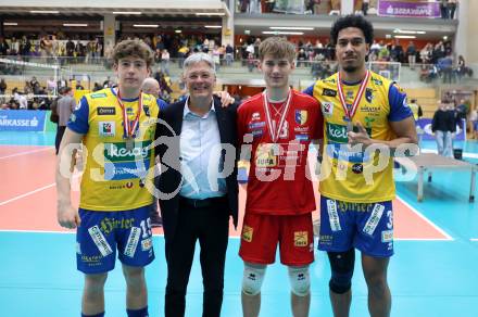 Volleyball. Cupfinale. SK Aich/Dob gegen Hypo Tirol Volleyballteam.  Siegerehrung. Lukas Martin Micheu (Aich/Dob), LH Peter Kaiser, Lukas Fritz, Pierre-Laurent Halagahu (Aich/Dob). Bleiburg, 16.2.2025.
Foto: Kuess
---
pressefotos, pressefotografie, kuess, qs, qspictures, sport, bild, bilder, bilddatenbank