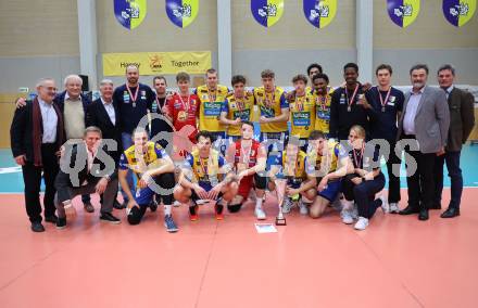 Volleyball. Cupfinale. SK Aich/Dob gegen Hypo Tirol Volleyballteam.   Siegerehrung. LH Peter Kaiser. Mannschaft  Aich/Dob. Bleiburg, 16.2.2025.
Foto: Kuess
---
pressefotos, pressefotografie, kuess, qs, qspictures, sport, bild, bilder, bilddatenbank