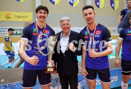 Volleyball. Cupfinale. SK Aich/Dob gegen Hypo Tirol Volleyballteam.    Siegerehrung. Kyle Paulson (Tirol), LH Peter Kaiser, Danail Dimov. (Tirol). Bleiburg, 16.2.2025.
Foto: Kuess
---
pressefotos, pressefotografie, kuess, qs, qspictures, sport, bild, bilder, bilddatenbank