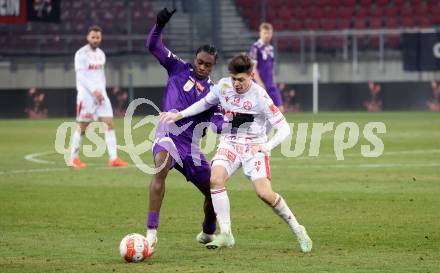 Fussball Bundesliga. SK Austria Klagenfurt gegen GAK. Dikeni Salifou (Klagenfurt), Thorsten Schriebl  (GAK). Klagenfurt, am 22.2.2025.
Foto: Kuess
---
pressefotos, pressefotografie, kuess, qs, qspictures, sport, bild, bilder, bilddatenbank