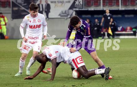 Fussball Bundesliga. SK Austria Klagenfurt gegen GAK.  Ben Bobzien  (Klagenfurt), Sadik Fofana (GAK). Klagenfurt, am 22.2.2025.
Foto: Kuess
---
pressefotos, pressefotografie, kuess, qs, qspictures, sport, bild, bilder, bilddatenbank