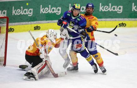 Eishockey ICE Bundesliga. VSV gegen Asiago. Marco Richter (VSV),  Marco Constantini, Stefano Marchetti (Asiago).  Villach, am 21.2..2025
Foto: Kuess
---
pressefotos, pressefotografie, kuess, qs, qspictures, sport, bild, bilder, bilddatenbank