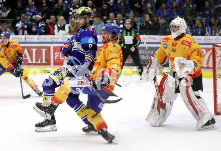 Eishockey ICE Bundesliga. VSV gegen Asiago. Maximilian Rebernig (VSV),  Stefano Marchetti (Asiago).  Villach, am 21.2..2025
Foto: Kuess
---
pressefotos, pressefotografie, kuess, qs, qspictures, sport, bild, bilder, bilddatenbank