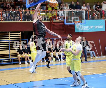 Basketball 2. Liga 2024/2025. Playoffs. F2.   Woerthersee Piraten gegen Mistelbach Mustangs   Tim Huber (Piraten),   Ian Moschik (Mistelbach). Klagenfurt, am 1.5.2025.
Foto: Kuess


---
pressefotos, pressefotografie, kuess, qs, qspictures, sport, bild, bilder, bilddatenbank
