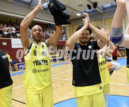 Basketball 2. Liga 2024/2025. Playoffs. F2.   Woerthersee Piraten gegen Mistelbach Mustangs   Jubel Shawn L. Ray , Marcus Holyfield (Piraten). Klagenfurt, am 1.5.2025.
Foto: Kuess


---
pressefotos, pressefotografie, kuess, qs, qspictures, sport, bild, bilder, bilddatenbank