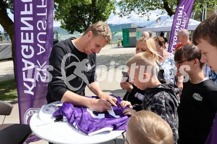 Fussball Bundesliga. SK Austria Klagenfurt gegen WSG Tirol. Rahmenprogramm, Autogrammstunde Martin Hinteregger. Klagenfurt, am 10.5.2025.
Foto: Kuess
www.qspictures.net
---
pressefotos, pressefotografie, kuess, qs, qspictures, sport, bild, bilder, bilddatenbank