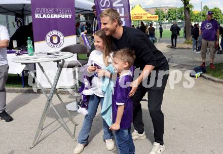 Fussball Bundesliga. SK Austria Klagenfurt gegen WSG Tirol. Rahmenprogramm, Autogrammstunde Martin Hinteregger. Klagenfurt, am 10.5.2025.
Foto: Kuess
www.qspictures.net
---
pressefotos, pressefotografie, kuess, qs, qspictures, sport, bild, bilder, bilddatenbank
