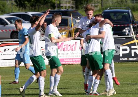 Fussball Kaerntner Liga. Bleiburg gegen Voelkermarkt.  Torjubel Lukas Urnik, Mario Daniel Gugganig  (Voelkermarkt). Bleiburg, am 17.5.2025.
Foto: Kuess
---
pressefotos, pressefotografie, kuess, qs, qspictures, sport, bild, bilder, bilddatenbank