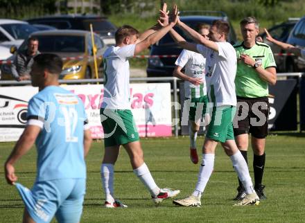 Fussball Kaerntner Liga. Bleiburg gegen Voelkermarkt.  Torjubel Lukas Urnik, Mario Daniel Gugganig  (Voelkermarkt). Bleiburg, am 17.5.2025.
Foto: Kuess
---
pressefotos, pressefotografie, kuess, qs, qspictures, sport, bild, bilder, bilddatenbank