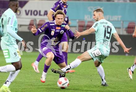 Fussball Bundesliga. SK Austria Klagenfurt gegen TSV Hartberg. Sky Schwarz (SK Austria Klagenfurt), Raphael Hofer  (Hartberg). Klagenfurt, am 23.5.2025.
Foto: Kuess
www.qspictures.net
---
pressefotos, pressefotografie, kuess, qs, qspictures, sport, bild, bilder, bilddatenbank