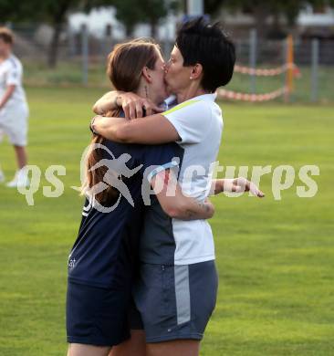 OEFB 2. Frauen Bundesliga Relegation Mitte. Kraig gegen SPG SV Zaunergroup Wallern / Krenglbach.  Jubel Julia Egger, Trainerin Alissa Lamzari (Kraig),   Kraig, am 21.6.2025.
Foto: Kuess
www.qspictures.net
---
pressefotos, pressefotografie, kuess, qs, qspictures, sport, bild, bilder, bilddatenbank
