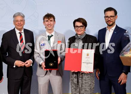 Empfang und Ehrung von Kaerntens erfolgreichen Wintersportlerinnen und -sportlern. Daniel Tschofenig, LH Peter Kaiser, LR.in Beate Prettner, LR Sebastian Schuschnig. Klagenfurt, am 7.4.2025.
Foto: Kuess
www.qspictures.net
---
pressefotos, pressefotografie, kuess, qs, qspictures, sport, bild, bilder, bilddatenbank