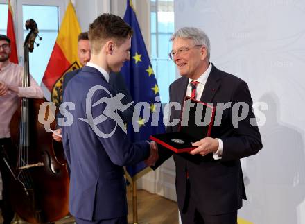 Empfang und Ehrung von Kaerntens erfolgreichen Wintersportlerinnen und -sportlern. Maximilian Ortner, LH Peter Kaiser. Klagenfurt, am 7.4.2025.
Foto: Kuess
www.qspictures.net
---
pressefotos, pressefotografie, kuess, qs, qspictures, sport, bild, bilder, bilddatenbank