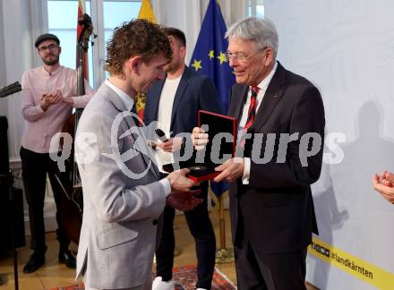 Empfang und Ehrung von Kaerntens erfolgreichen Wintersportlerinnen und -sportlern. Daniel Tschofenig, LH Peter Kaiser. Klagenfurt, am 7.4.2025.
Foto: Kuess
www.qspictures.net
---
pressefotos, pressefotografie, kuess, qs, qspictures, sport, bild, bilder, bilddatenbank