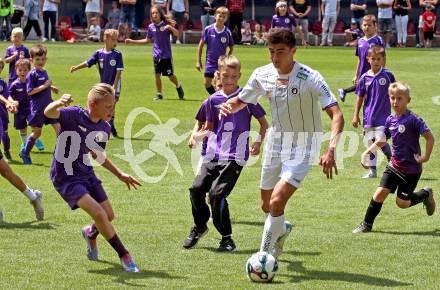 Fussball. Tag der offenen Tuer. Fussball Nachwuchs. 100 gegen 5. Aidan Liu.  Klagenfurt, am 12.7.2025.
Foto: Kuess
www.qspictures.net
---
pressefotos, pressefotografie, kuess, qs, qspictures, sport, bild, bilder, bilddatenbank