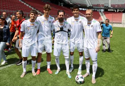 Fussball. Tag der offenen Tuer.   Dino Delic, Matteo Kitz, Sandro Zakany, Aidan Liu, Florian Jaritz. Klagenfurt, am 12.7.2025.
Foto: Kuess
www.qspictures.net
---
pressefotos, pressefotografie, kuess, qs, qspictures, sport, bild, bilder, bilddatenbank