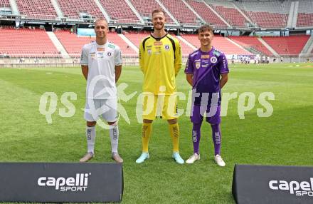 Fussball. Tag der offenen Tuer.   SK Austria Klagenfurt. Dressenpraesentation. Florian Jaritz, Manuel Kuttin, Matthias Dollinger. . Klagenfurt, am 12.7.2025.
Foto: Kuess
www.qspictures.net
---
pressefotos, pressefotografie, kuess, qs, qspictures, sport, bild, bilder, bilddatenbank