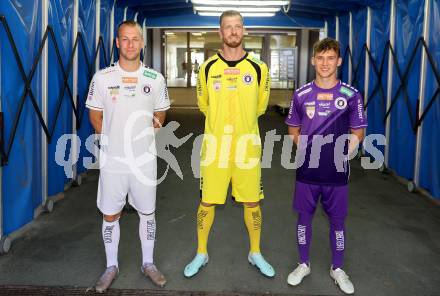 Fussball. Tag der offenen Tuer.   SK Austria Klagenfurt. Dressenpraesentation. Florian Jaritz, Manuel Kuttin, Matthias Dollinger. . Klagenfurt, am 12.7.2025.
Foto: Kuess
www.qspictures.net
---
pressefotos, pressefotografie, kuess, qs, qspictures, sport, bild, bilder, bilddatenbank