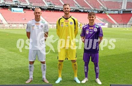Fussball. Tag der offenen Tuer.   SK Austria Klagenfurt. Dressenpraesentation. Florian Jaritz, Manuel Kuttin, Matthias Dollinger. . Klagenfurt, am 12.7.2025.
Foto: Kuess
www.qspictures.net
---
pressefotos, pressefotografie, kuess, qs, qspictures, sport, bild, bilder, bilddatenbank