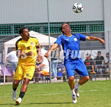 Fussball. Tag der offenen Tuer. Fussball Legenden. SK Austria Klagenfurt gegen KAC 1909. Almedin Hota  (Klagenfurt), Sandro (KAC). . Klagenfurt, am 12.7.2025.
Foto: Kuess
www.qspictures.net
---
pressefotos, pressefotografie, kuess, qs, qspictures, sport, bild, bilder, bilddatenbank