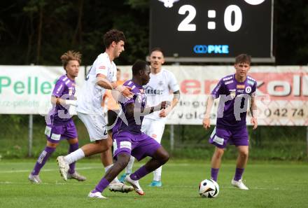 Fussball Testspiel. Velden gegen SK Austria Klagenfurt. Manuel Thomas Guggenberger  (Velden), Sekou Sagna   (Klagenfurt). Velden, am 18.7.2025.
Foto: Kuess
www.qspictures.net
---
pressefotos, pressefotografie, kuess, qs, qspictures, sport, bild, bilder, bilddatenbank