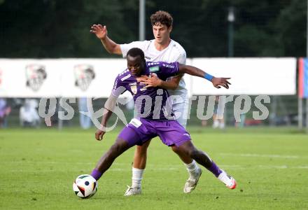 Fussball Testspiel. Velden gegen SK Austria Klagenfurt.  Manuel Thomas Guggenberger (Velden),   Sekou Sagna (Klagenfurt). Velden, am 18.7.2025.
Foto: Kuess
www.qspictures.net
---
pressefotos, pressefotografie, kuess, qs, qspictures, sport, bild, bilder, bilddatenbank