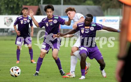 Fussball Testspiel. Velden gegen SK Austria Klagenfurt.  Lukas Lorinson (Velden),   Rei Okada, Sekou Sagna  (Klagenfurt). Velden, am 18.7.2025.
Foto: Kuess
www.qspictures.net
---
pressefotos, pressefotografie, kuess, qs, qspictures, sport, bild, bilder, bilddatenbank