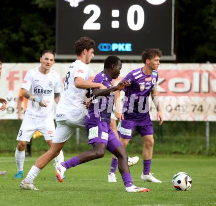 Fussball Testspiel. Velden gegen SK Austria Klagenfurt. Manuel Thomas Guggenberger (Velden),   Sekou Sagna (Klagenfurt). Velden, am 18.7.2025.
Foto: Kuess
www.qspictures.net
---
pressefotos, pressefotografie, kuess, qs, qspictures, sport, bild, bilder, bilddatenbank