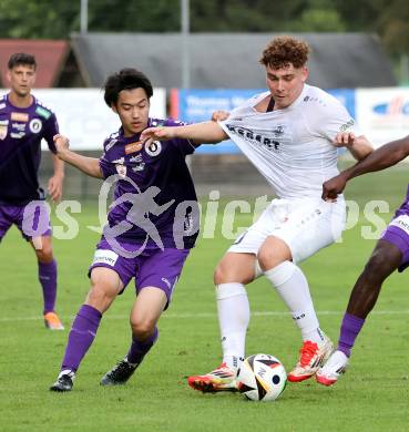 Fussball Testspiel. Velden gegen SK Austria Klagenfurt.  Lukas Lorinson (Velden),  Rei Okada  (Klagenfurt). Velden, am 18.7.2025.
Foto: Kuess
www.qspictures.net
---
pressefotos, pressefotografie, kuess, qs, qspictures, sport, bild, bilder, bilddatenbank