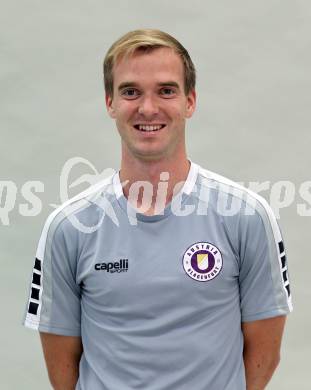 Fussball. 2. Liga. Mannschaftsfototermin SK Austria Klagenfurt . Leon Fian (Physiotherapeut). Klagenfurt, am , am 17.7.2025.
Foto: Kuess
www.qspictures.net
---
pressefotos, pressefotografie, kuess, qs, qspictures, sport, bild, bilder, bilddatenbank