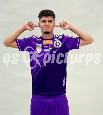 Fussball. 2. Liga. Mannschaftsfototermin SK Austria Klagenfurt. Jubel Dino Delic. Klagenfurt, am , am 17.7.2025.
Foto: Kuess
www.qspictures.net
---
pressefotos, pressefotografie, kuess, qs, qspictures, sport, bild, bilder, bilddatenbank