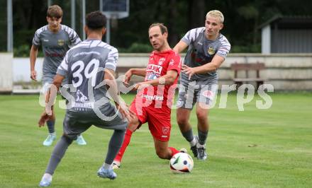 Fussball Kaerntner Liga. Grafenstein gegen Koettmannsdorf.  Bernhard Walzl (Grafenstein), Matteo Juvan  (Koettmannsdorf). Grafenstein, am 1.8..2025.
Foto: Kuess
www.qspictures.net
---
pressefotos, pressefotografie, kuess, qs, qspictures, sport, bild, bilder, bilddatenbank