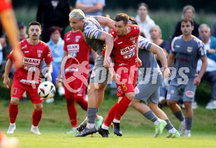 Fussball Kaerntner Liga. Grafenstein gegen Koettmannsdorf.  Marco Raunegger (Grafenstein),   Matteo Juvan (Koettmannsdorf). Grafenstein, am 1.8..2025.
Foto: Kuess
www.qspictures.net
---
pressefotos, pressefotografie, kuess, qs, qspictures, sport, bild, bilder, bilddatenbank