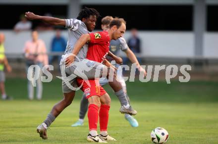 Fussball Kaerntner Liga. Grafenstein gegen Koettmannsdorf.  Bernhard Walzl (Grafenstein),   Confidence Eboigbe Osawe (Koettmannsdorf). Grafenstein, am 1.8..2025.
Foto: Kuess
www.qspictures.net
---
pressefotos, pressefotografie, kuess, qs, qspictures, sport, bild, bilder, bilddatenbank