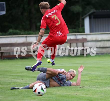 Fussball Kaerntner Liga. Grafenstein gegen Koettmannsdorf.  Dennis Meschnik (Grafenstein),   Matteo Juvan (Koettmannsdorf). Grafenstein, am 1.8..2025.
Foto: Kuess
www.qspictures.net
---
pressefotos, pressefotografie, kuess, qs, qspictures, sport, bild, bilder, bilddatenbank