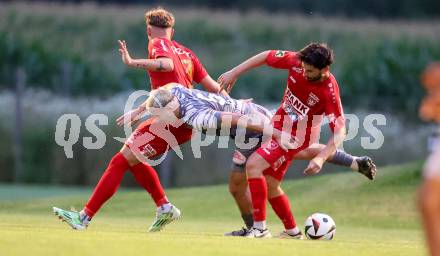 Fussball Kaerntner Liga. Grafenstein gegen Koettmannsdorf.  Dominic Oraze, Dennis Meschnik (Grafenstein), Matteo Juvan  (Koettmannsdorf). Grafenstein, am 1.8..2025.
Foto: Kuess
www.qspictures.net
---
pressefotos, pressefotografie, kuess, qs, qspictures, sport, bild, bilder, bilddatenbank