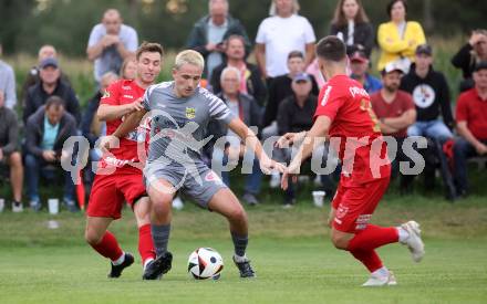 Fussball Kaerntner Liga. Grafenstein gegen Koettmannsdorf.  Marco Raunegger (Grafenstein),   Matteo Juvan (Koettmannsdorf). Grafenstein, am 1.8..2025.
Foto: Kuess
www.qspictures.net
---
pressefotos, pressefotografie, kuess, qs, qspictures, sport, bild, bilder, bilddatenbank