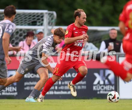 Fussball Kaerntner Liga. Grafenstein gegen Koettmannsdorf. Bernhard Walzl  (Grafenstein),   Nico Khom (Koettmannsdorf). Grafenstein, am 1.8..2025.
Foto: Kuess
www.qspictures.net
---
pressefotos, pressefotografie, kuess, qs, qspictures, sport, bild, bilder, bilddatenbank